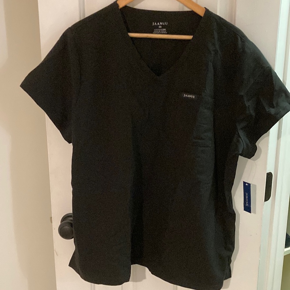 Women’s Jaanuu black scrub top in size 2x. New with tags!